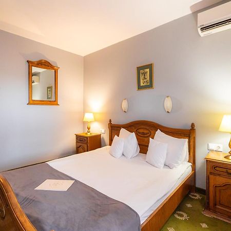 Hotel Brilliant Meses Zalău エクステリア 写真
