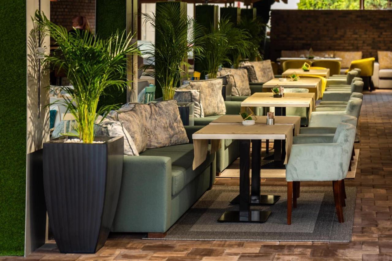 Hotel Brilliant Meses Zalău エクステリア 写真