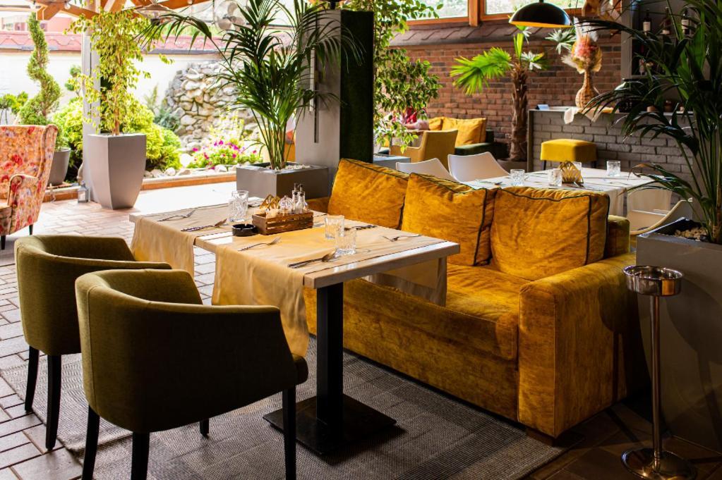 Hotel Brilliant Meses Zalău エクステリア 写真