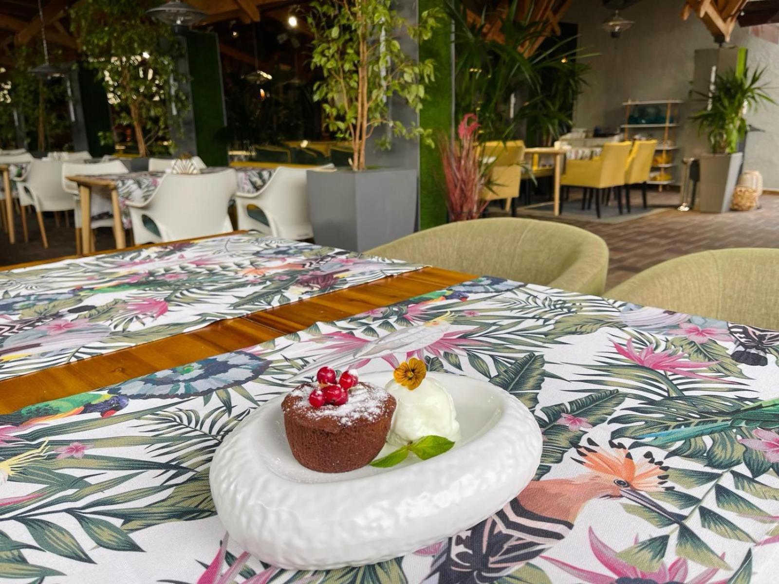 Hotel Brilliant Meses Zalău エクステリア 写真