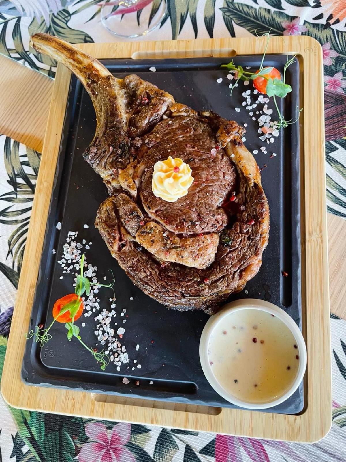 Hotel Brilliant Meses Zalău エクステリア 写真