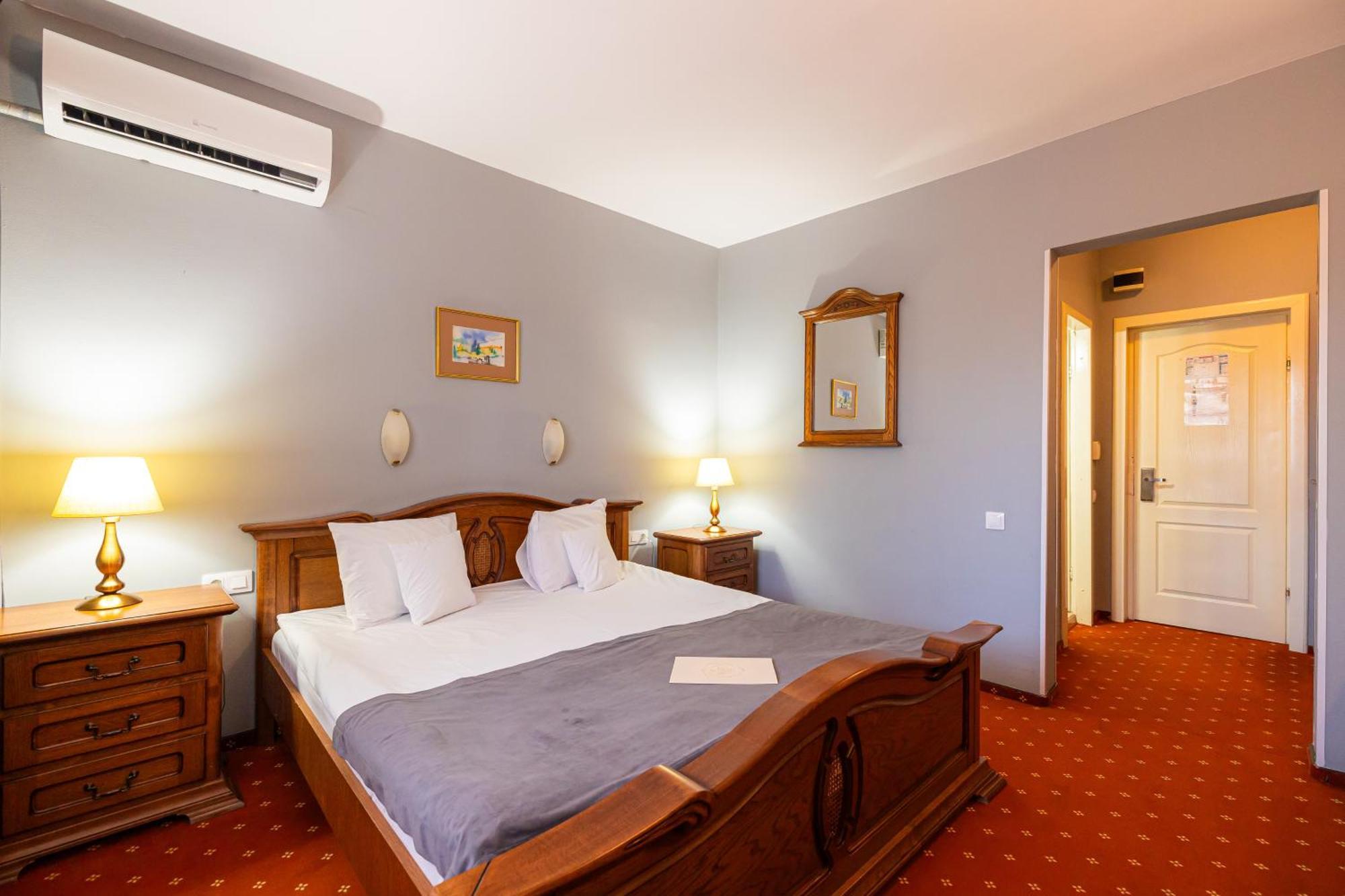 Hotel Brilliant Meses Zalău エクステリア 写真
