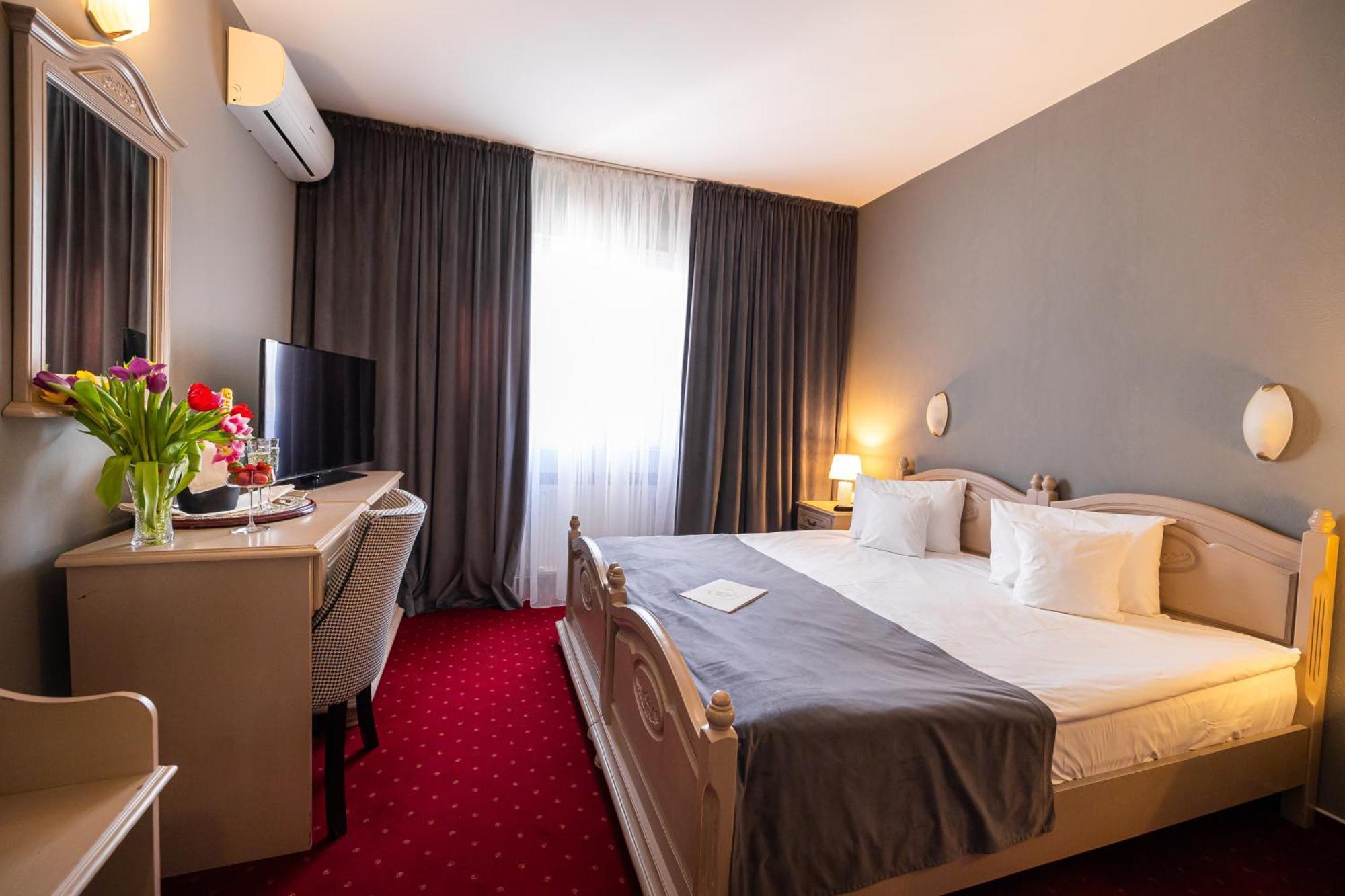 Hotel Brilliant Meses Zalău エクステリア 写真