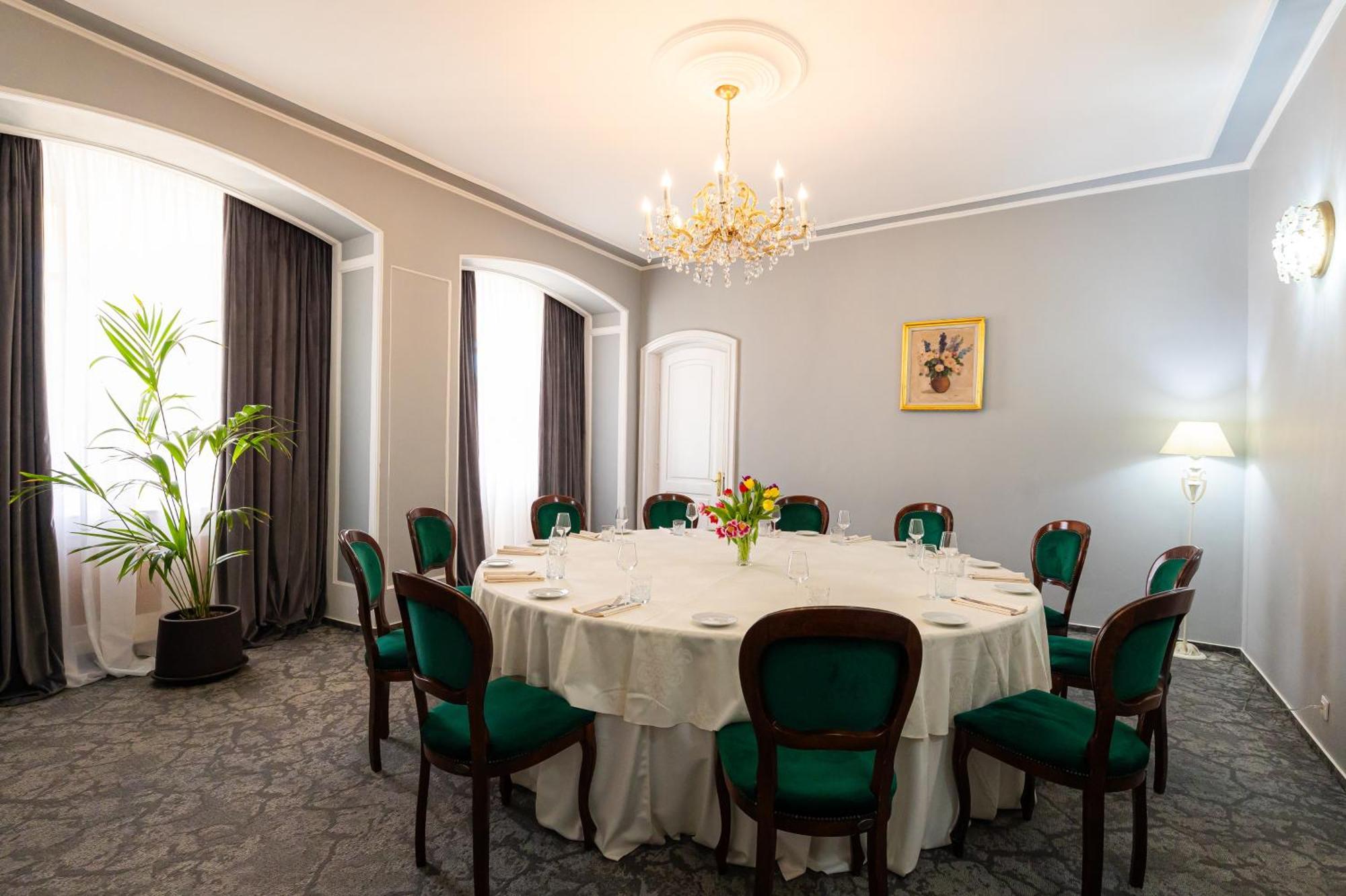 Hotel Brilliant Meses Zalău エクステリア 写真