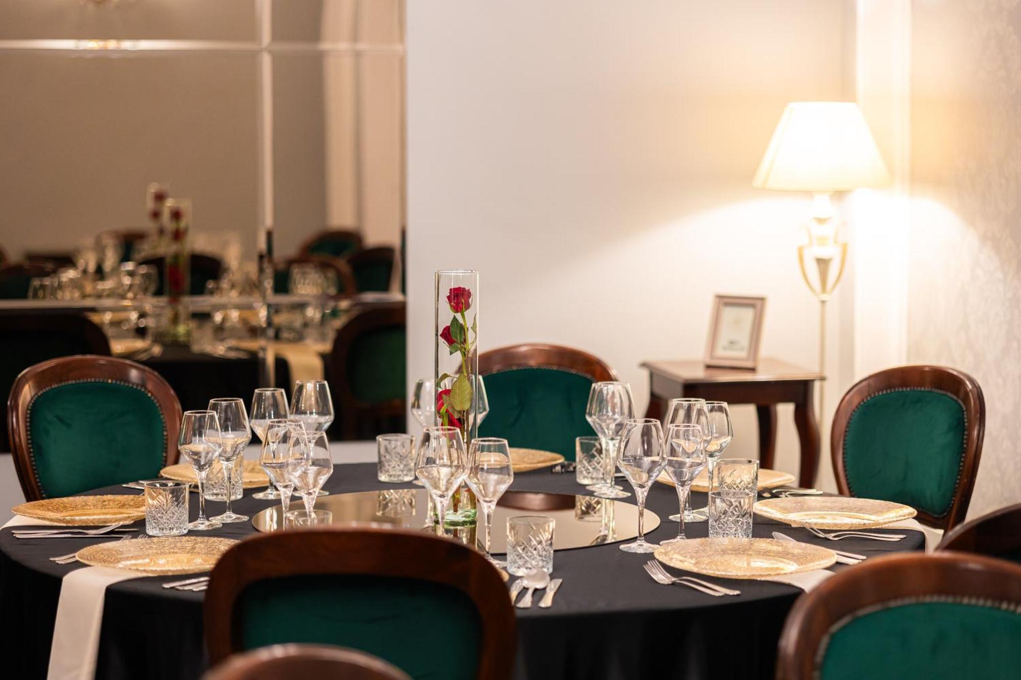 Hotel Brilliant Meses Zalău エクステリア 写真