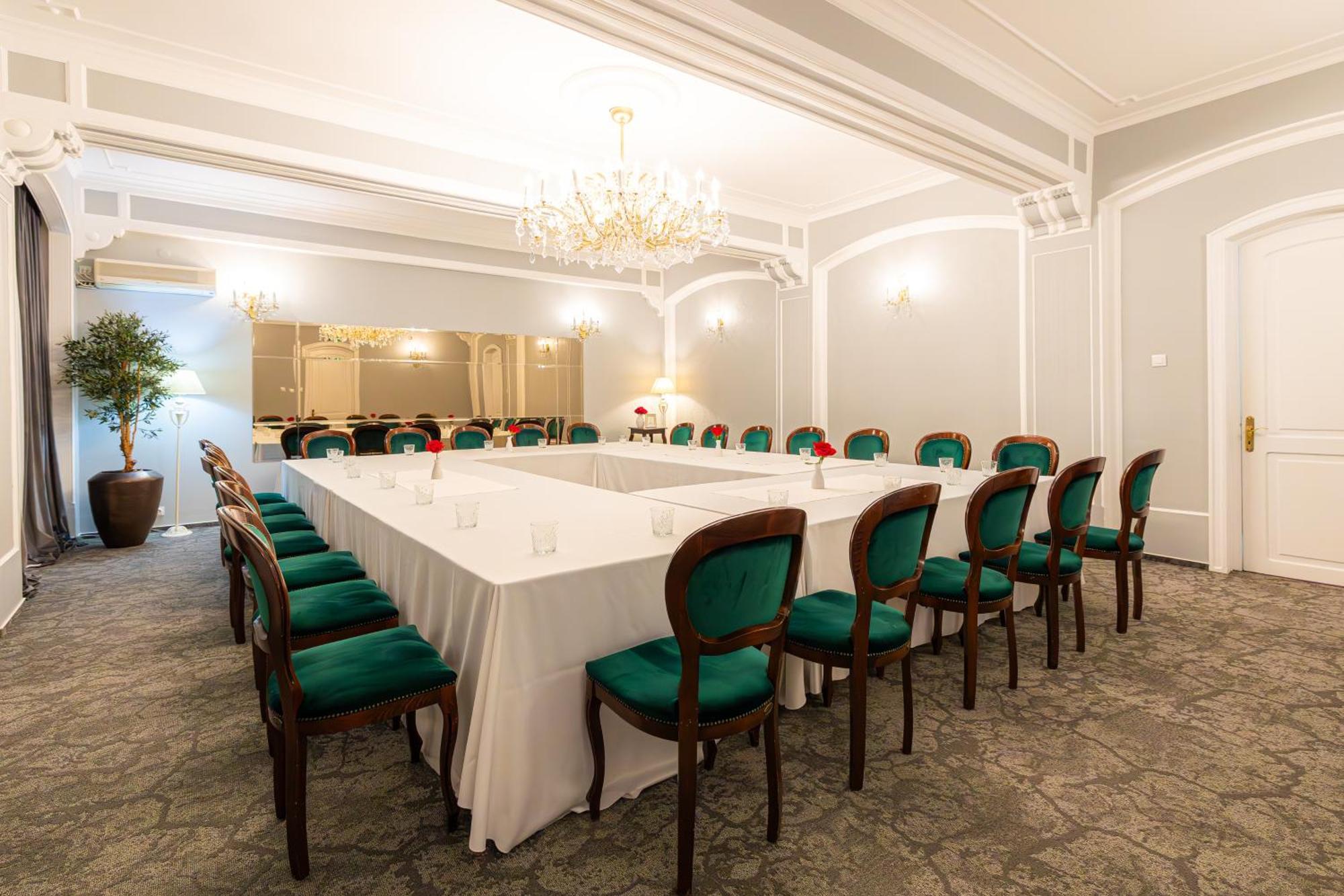 Hotel Brilliant Meses Zalău エクステリア 写真