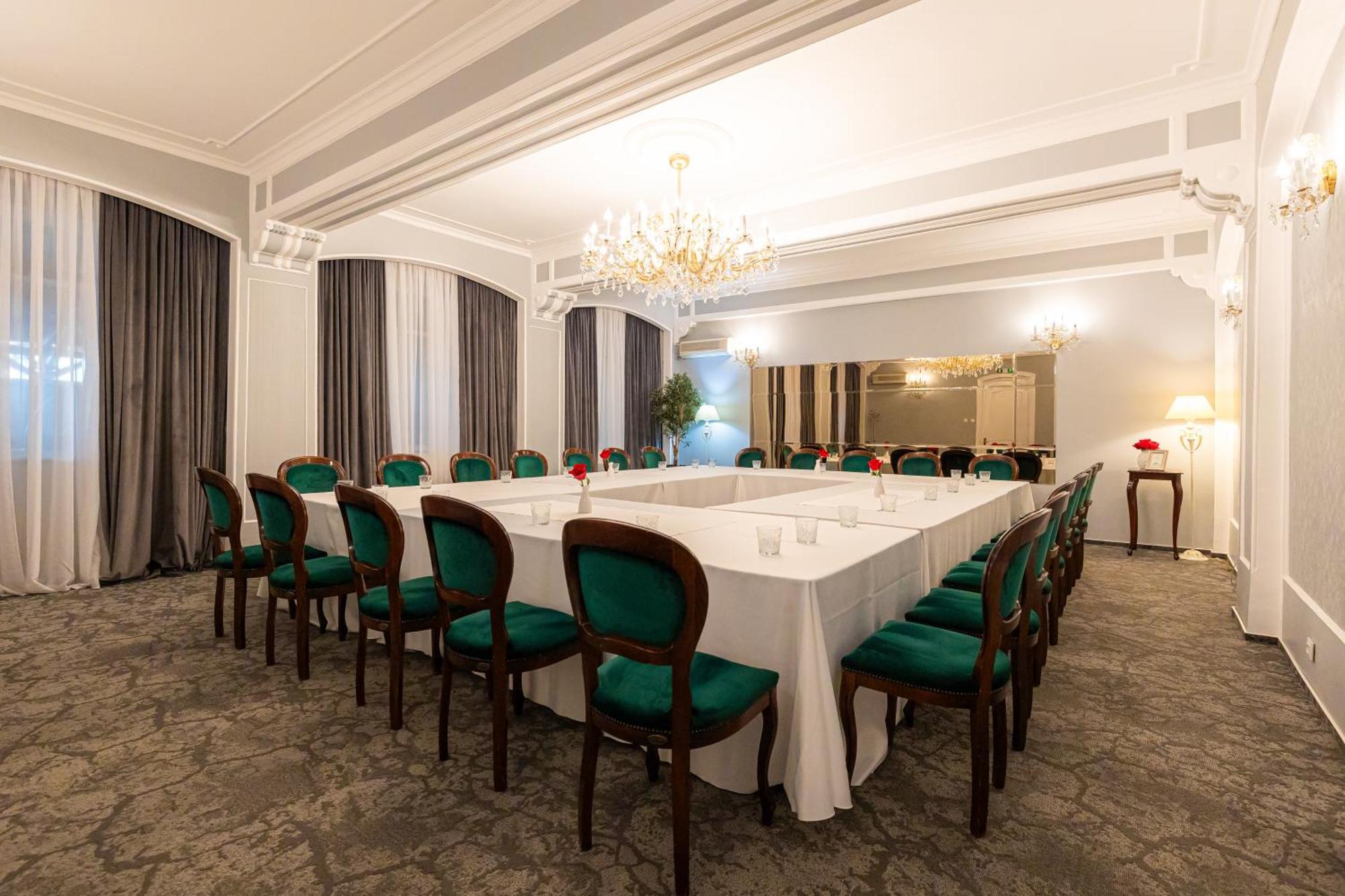 Hotel Brilliant Meses Zalău エクステリア 写真