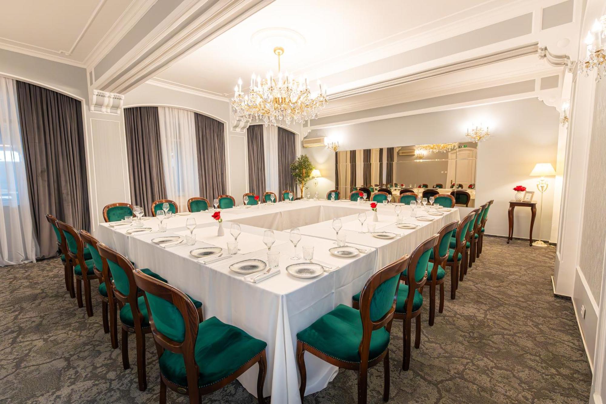 Hotel Brilliant Meses Zalău エクステリア 写真