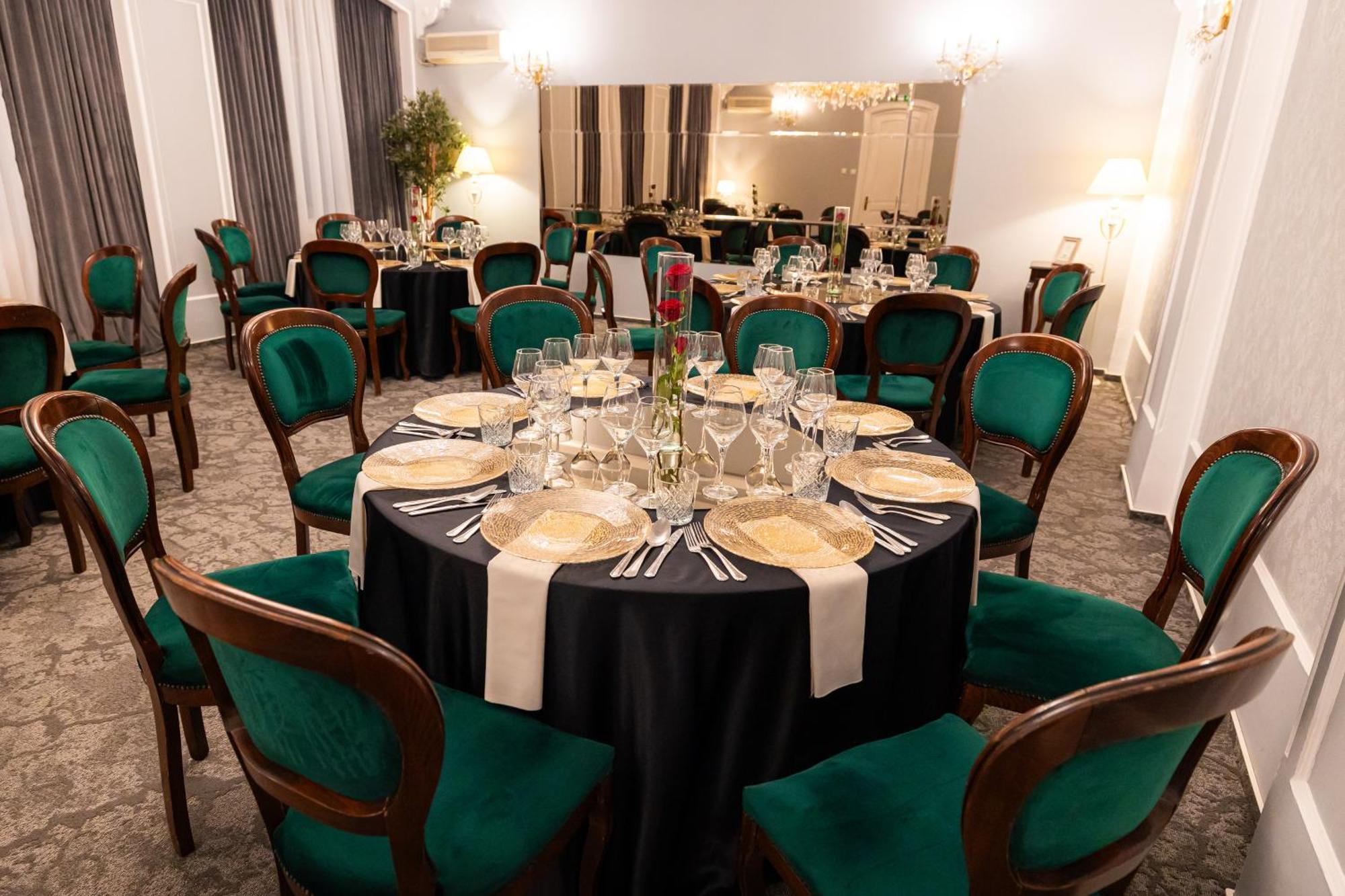 Hotel Brilliant Meses Zalău エクステリア 写真