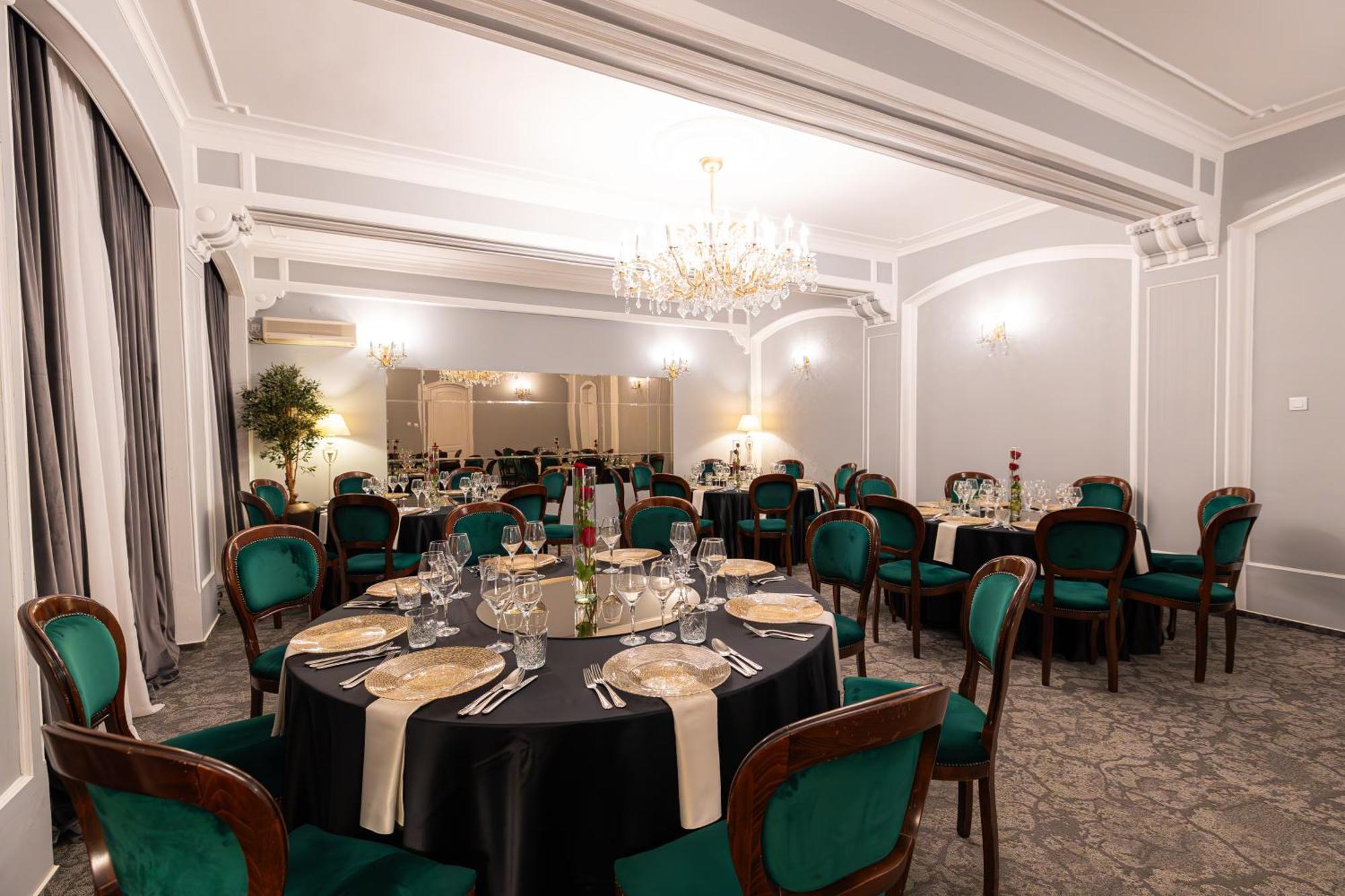 Hotel Brilliant Meses Zalău エクステリア 写真