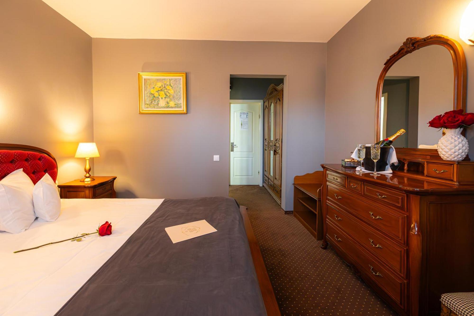 Hotel Brilliant Meses Zalău エクステリア 写真