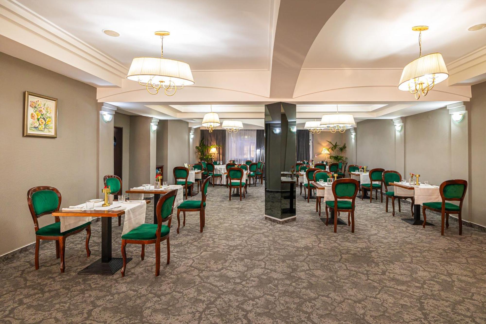 Hotel Brilliant Meses Zalău エクステリア 写真
