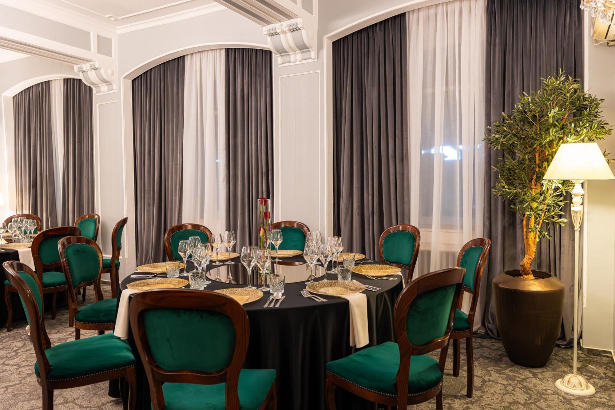 Hotel Brilliant Meses Zalău エクステリア 写真
