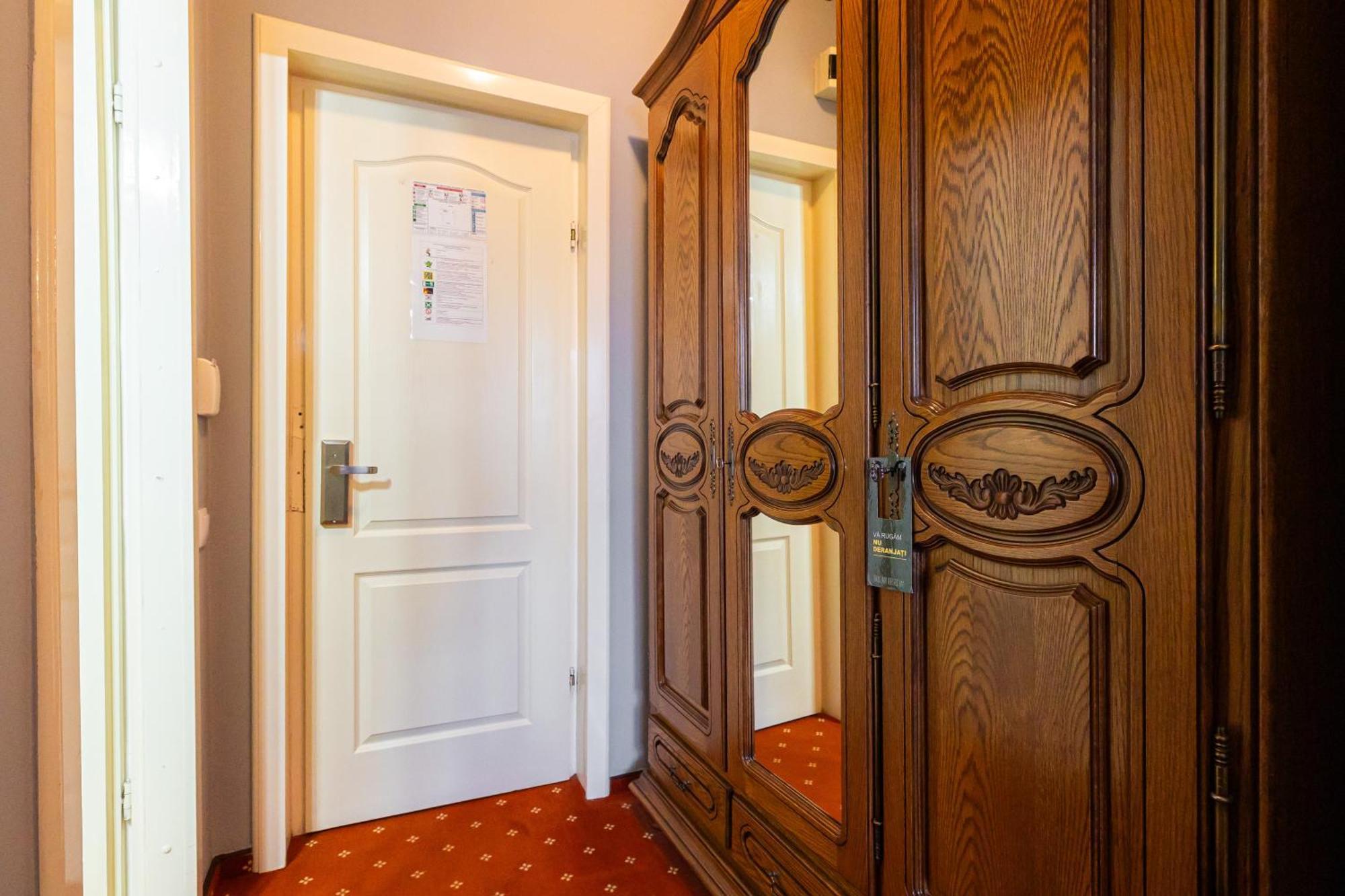 Hotel Brilliant Meses Zalău エクステリア 写真