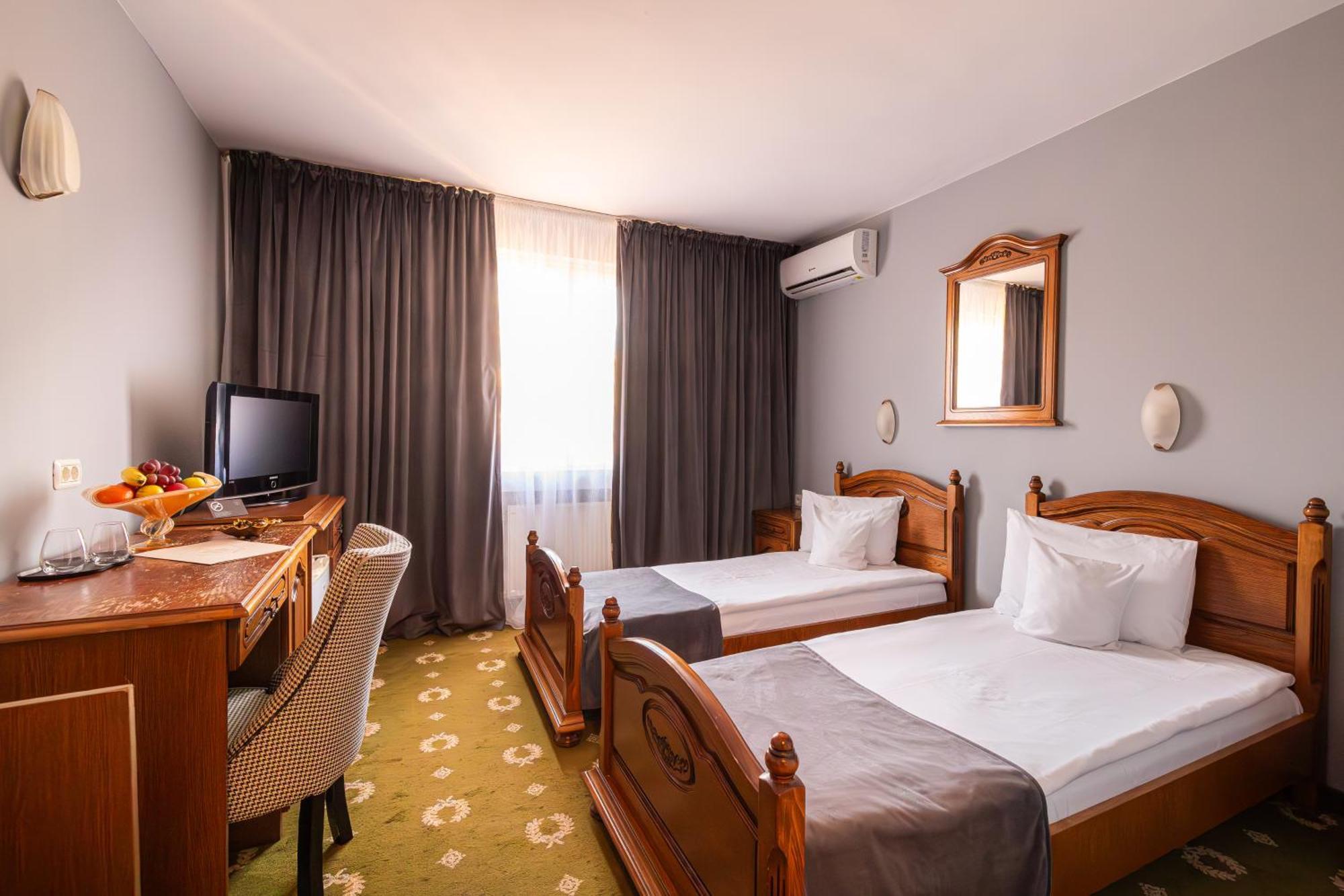 Hotel Brilliant Meses Zalău エクステリア 写真