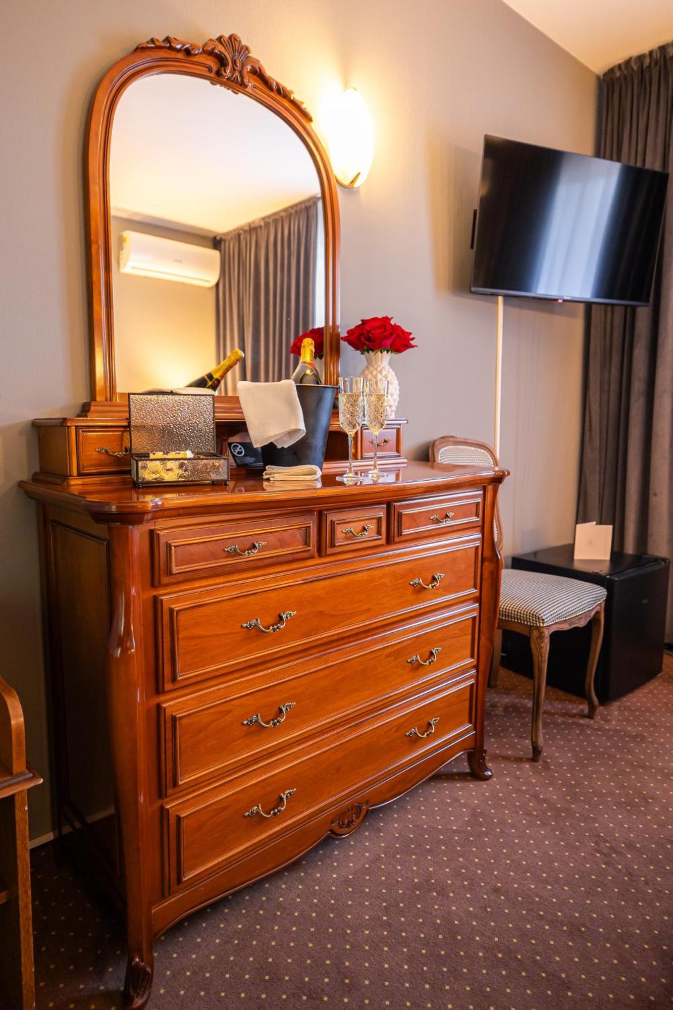 Hotel Brilliant Meses Zalău エクステリア 写真