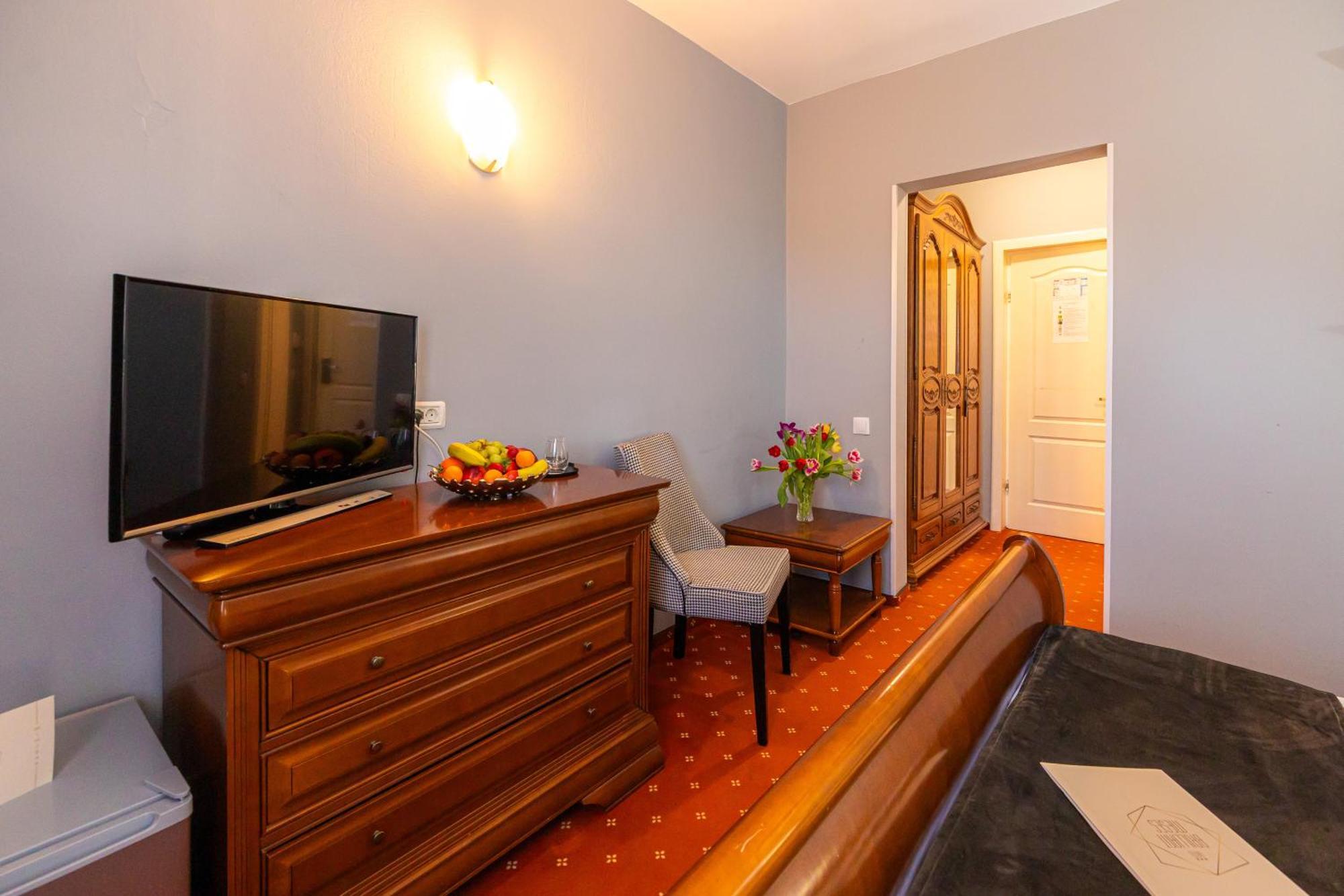 Hotel Brilliant Meses Zalău エクステリア 写真