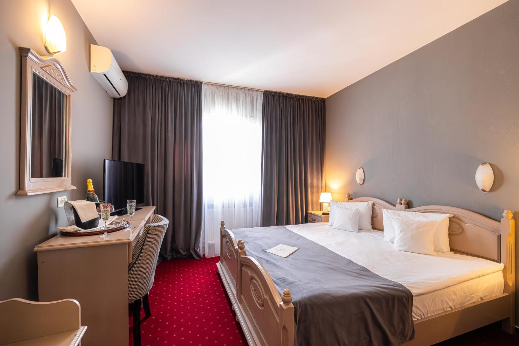 Hotel Brilliant Meses Zalău エクステリア 写真