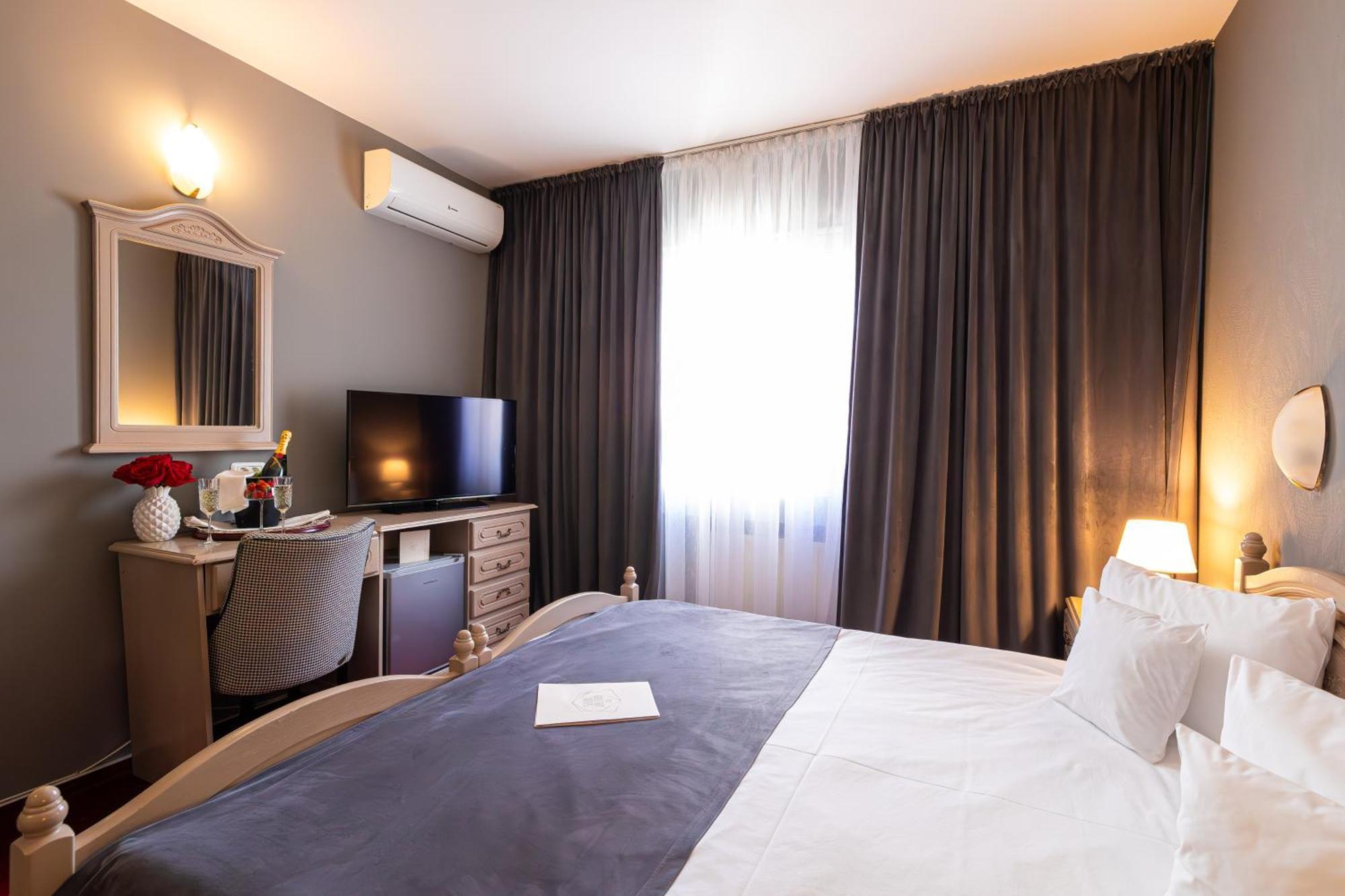 Hotel Brilliant Meses Zalău エクステリア 写真