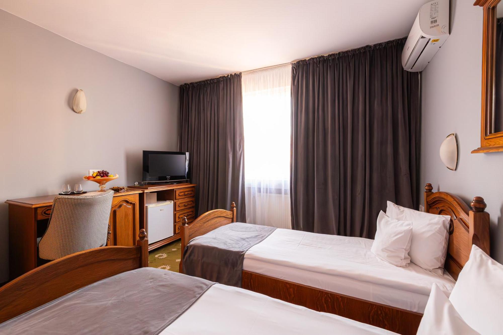 Hotel Brilliant Meses Zalău エクステリア 写真