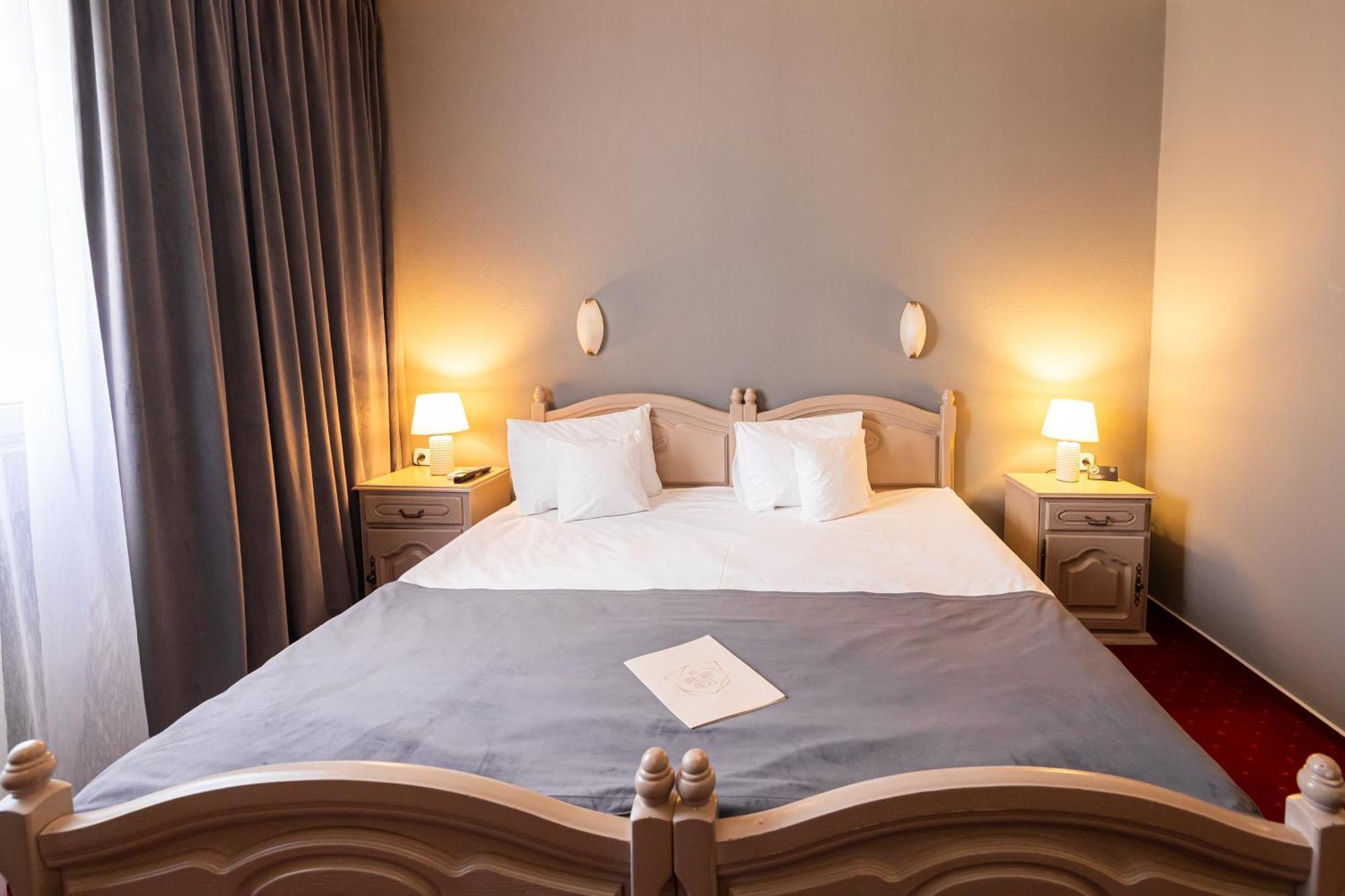 Hotel Brilliant Meses Zalău エクステリア 写真