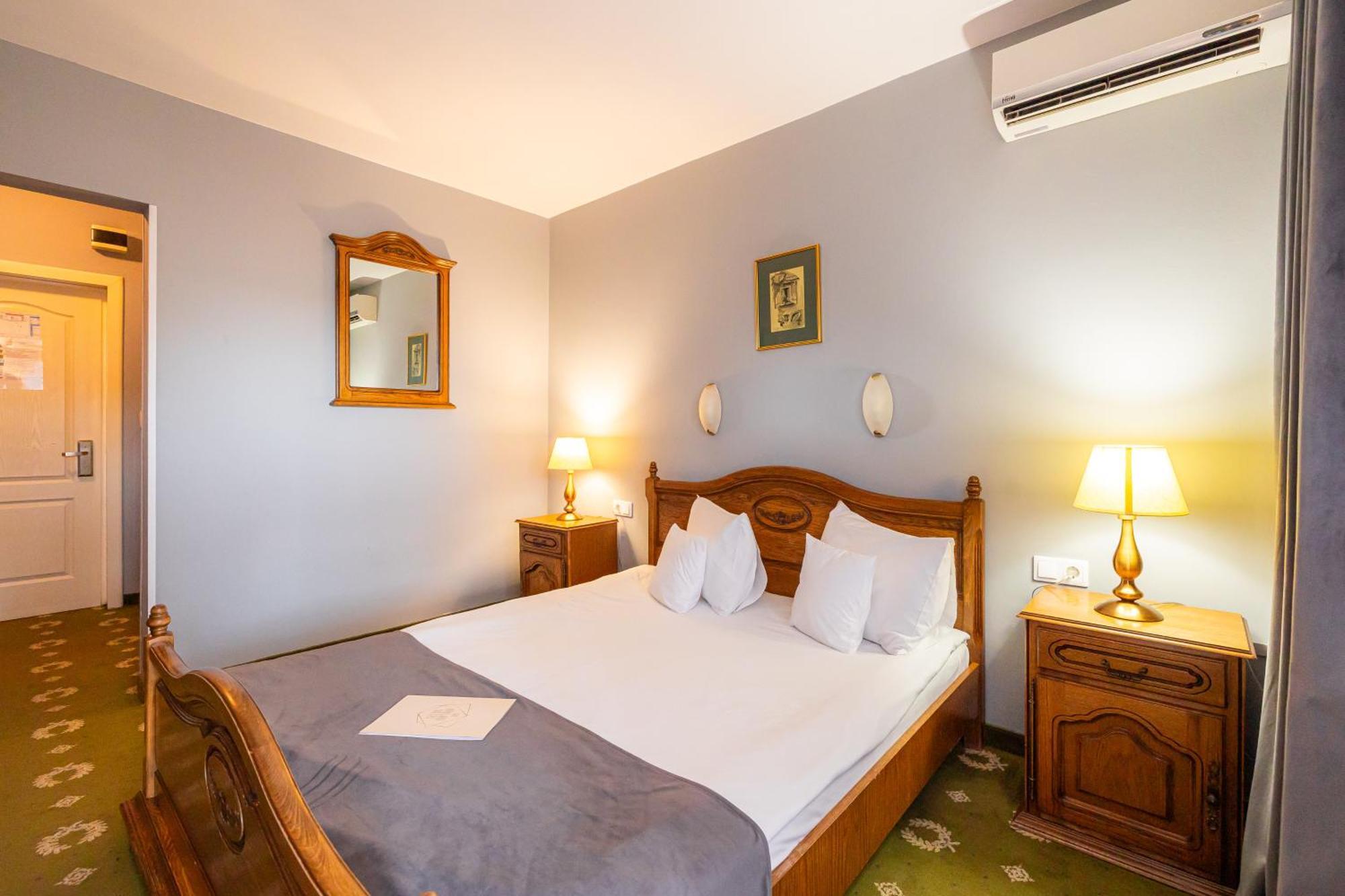 Hotel Brilliant Meses Zalău エクステリア 写真